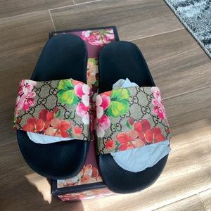 100% AUTHENTIC Gucci Supreme Floral Slides